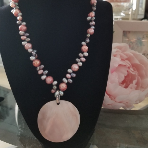 Jewelry - Freshwater pearls w/ removable Abalone shell